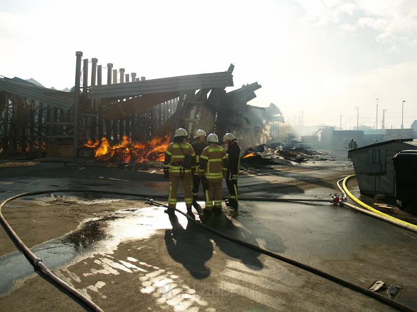 Grossbrand Holzlager Siegburg Industriestr P071.JPG